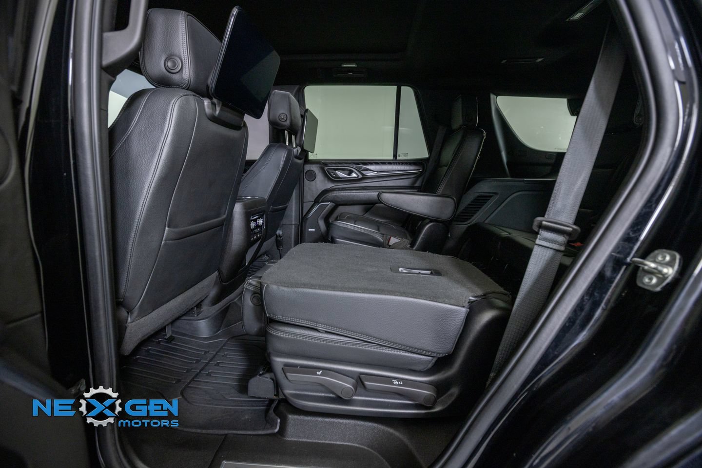 Used 2023 GMC Yukon Denali w/ Advanced Technology Package AWD/4WD image 28