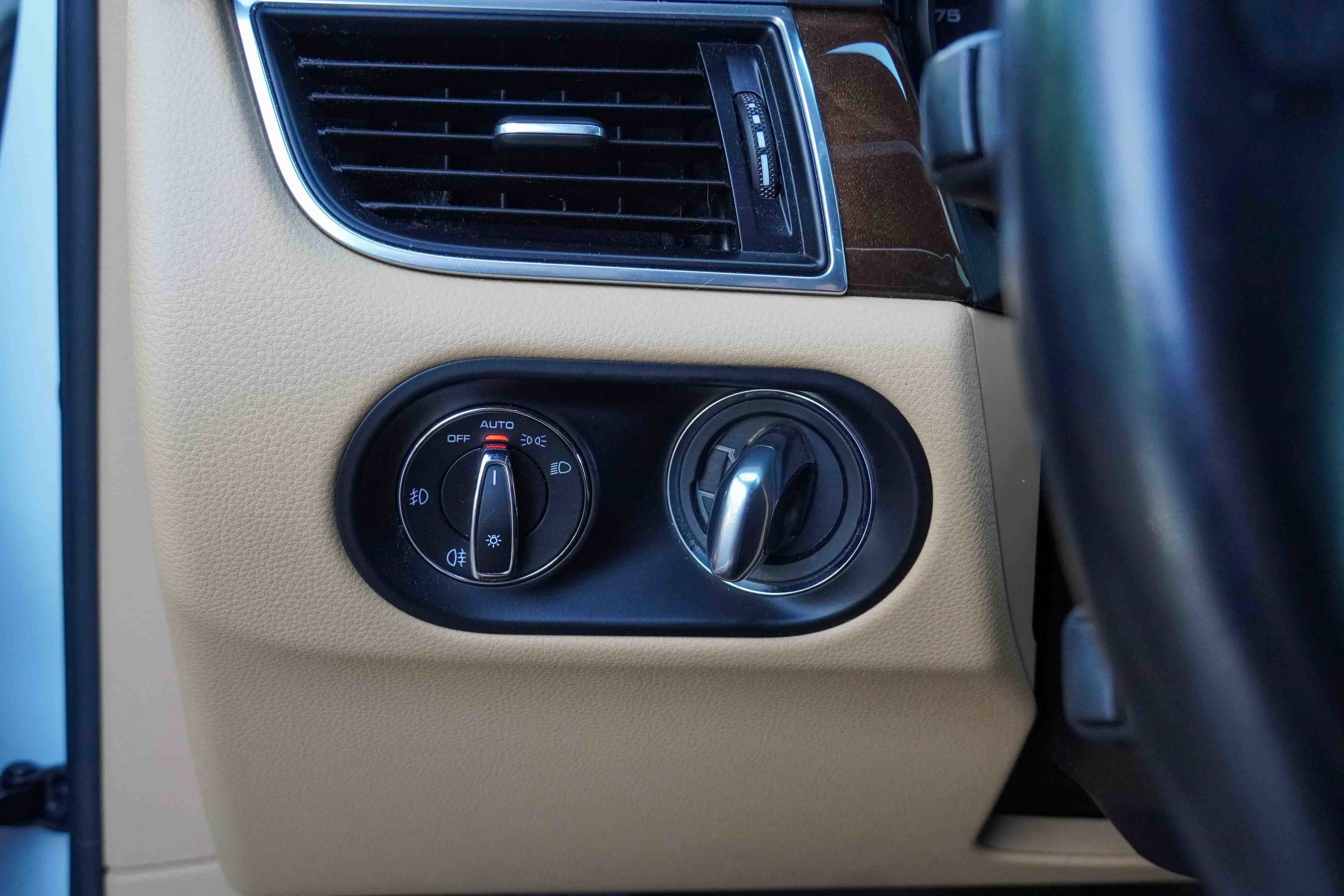 Used 2018 Porsche Macan Sport Edition image 17