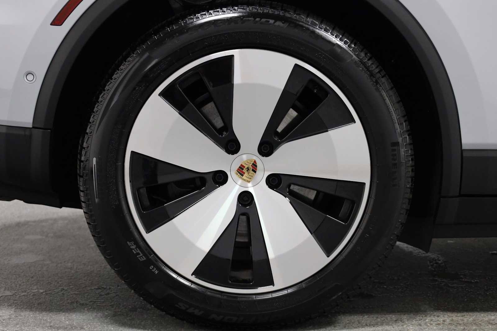 Certified 2025 Porsche Macan Electric image 39