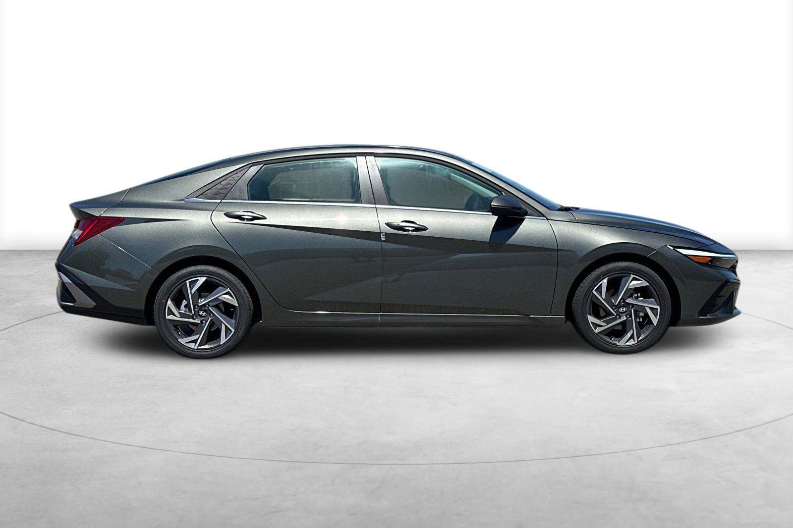 New 2026 Hyundai Elantra Limited FWD image 7