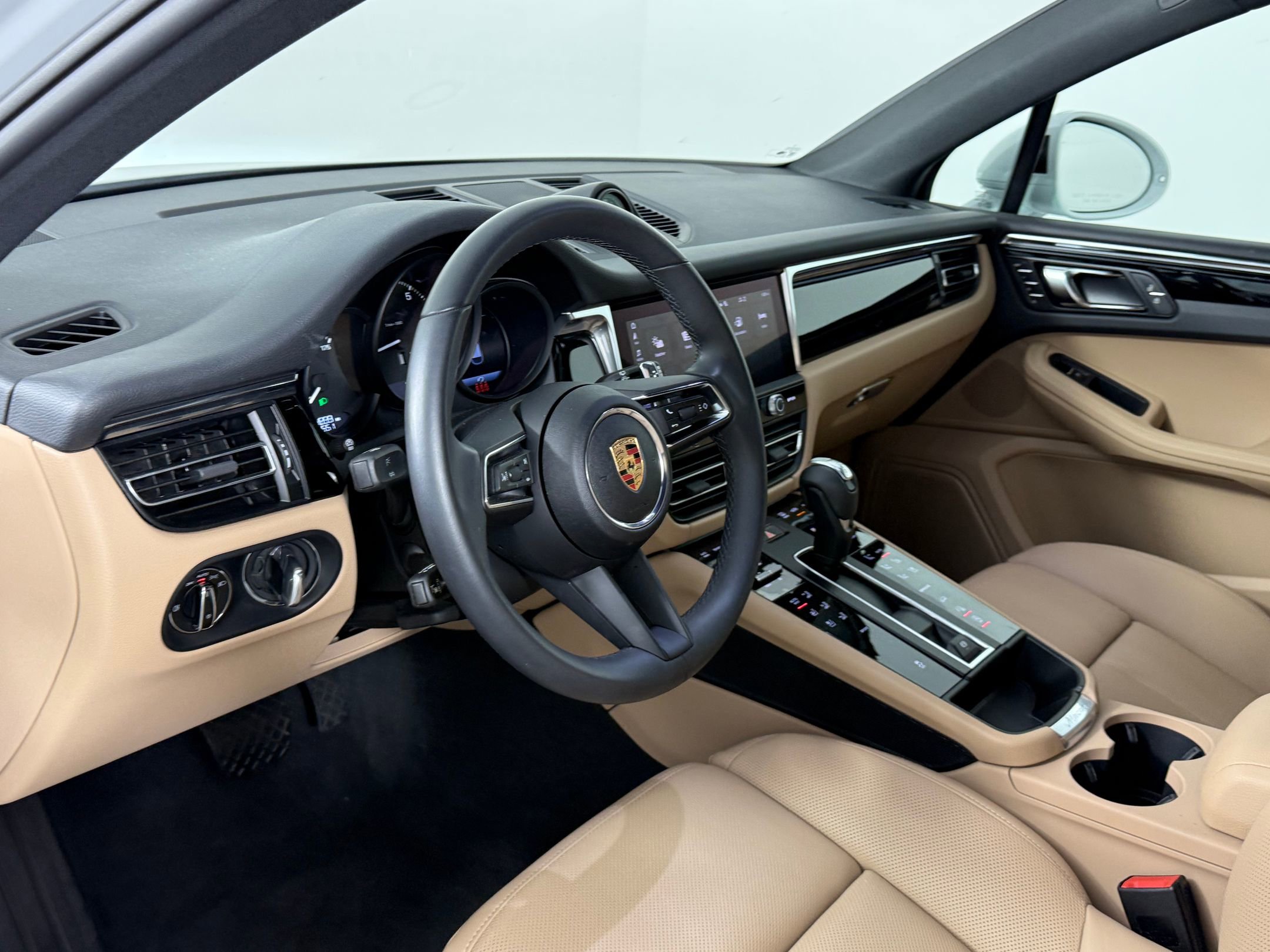 New 2025 Porsche Macan image 4
