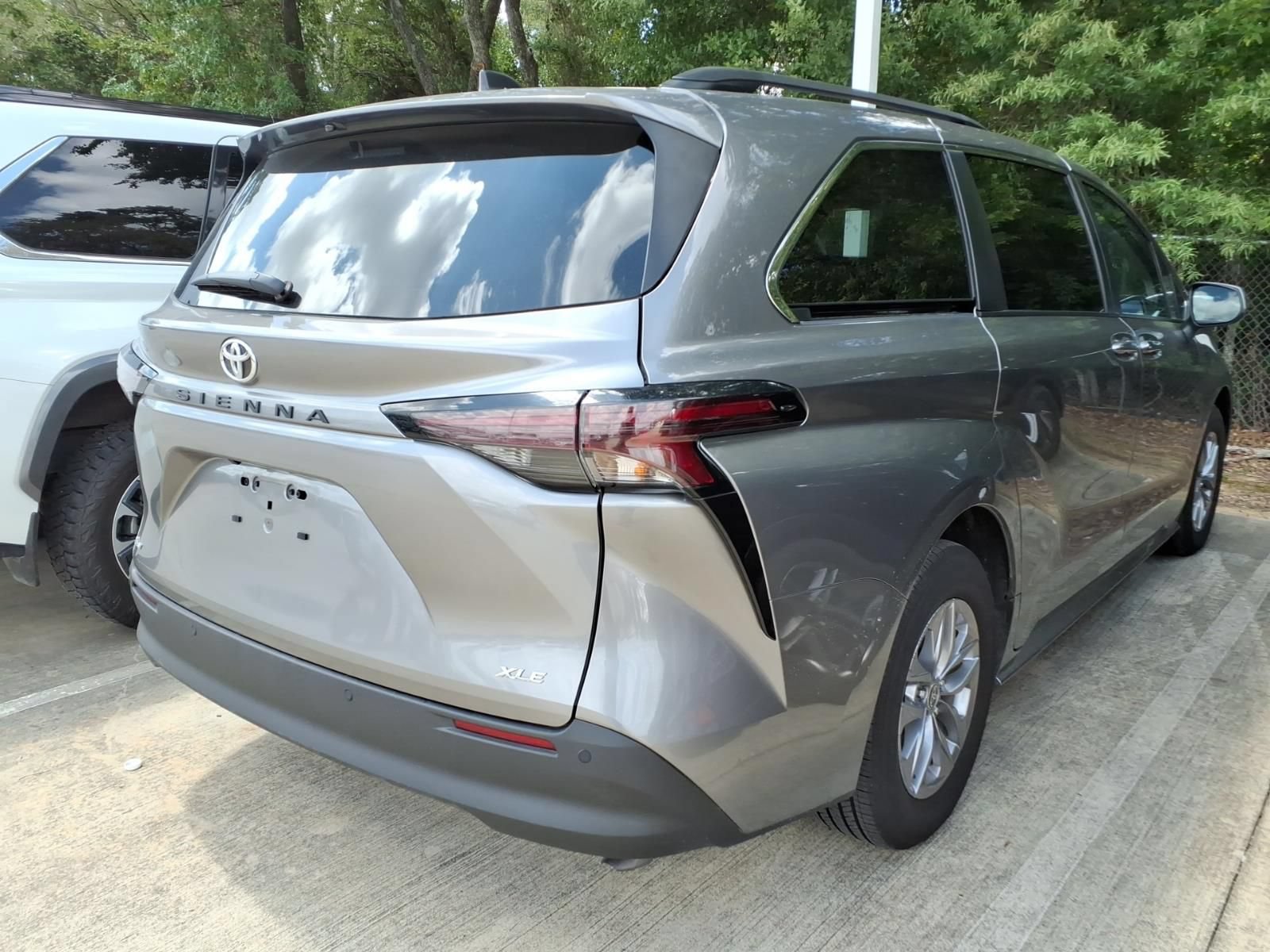 Used 2026 Toyota Sienna XLE FWD image 7