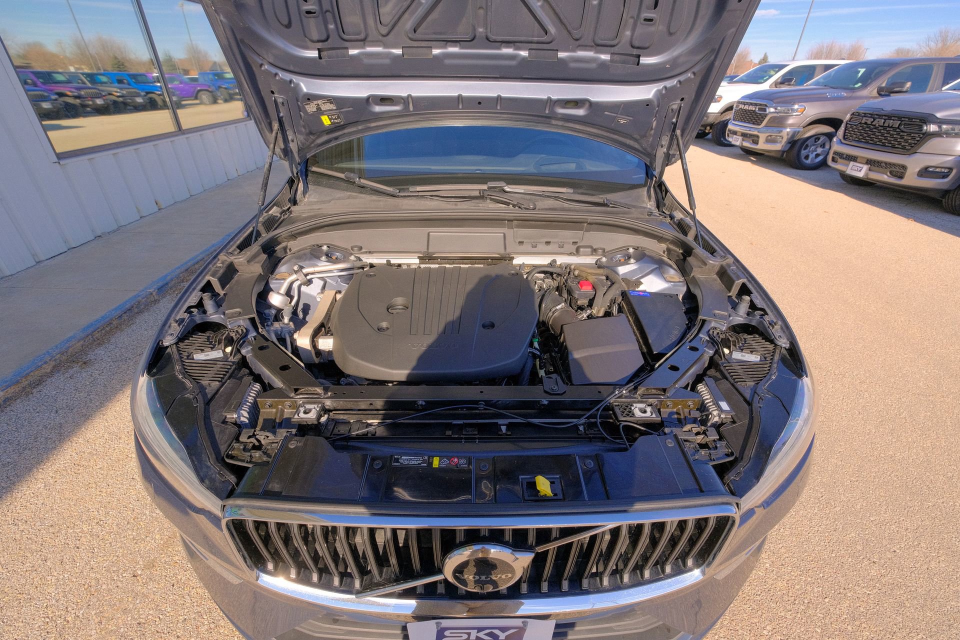 Used 2022 Volvo XC60 B5 Momentum image 38