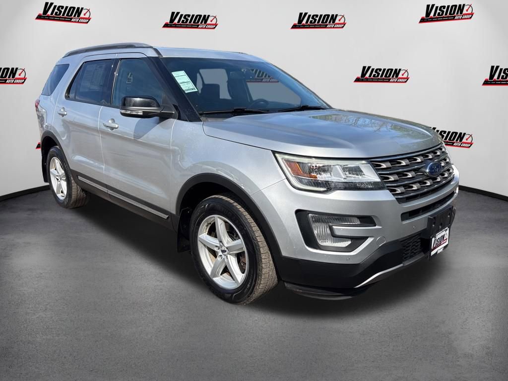 Used 2017 Ford Explorer XLT w/ Equipment Group 202A AWD/4WD image 3