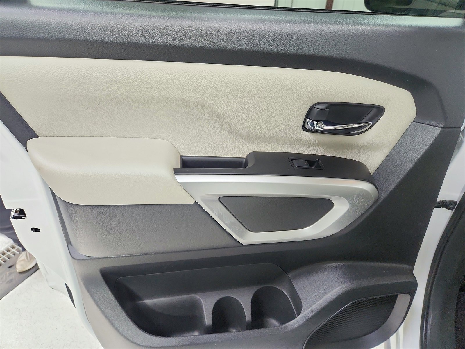 Used 2023 Nissan Titan SV w/ Accessory Utility Package image 30