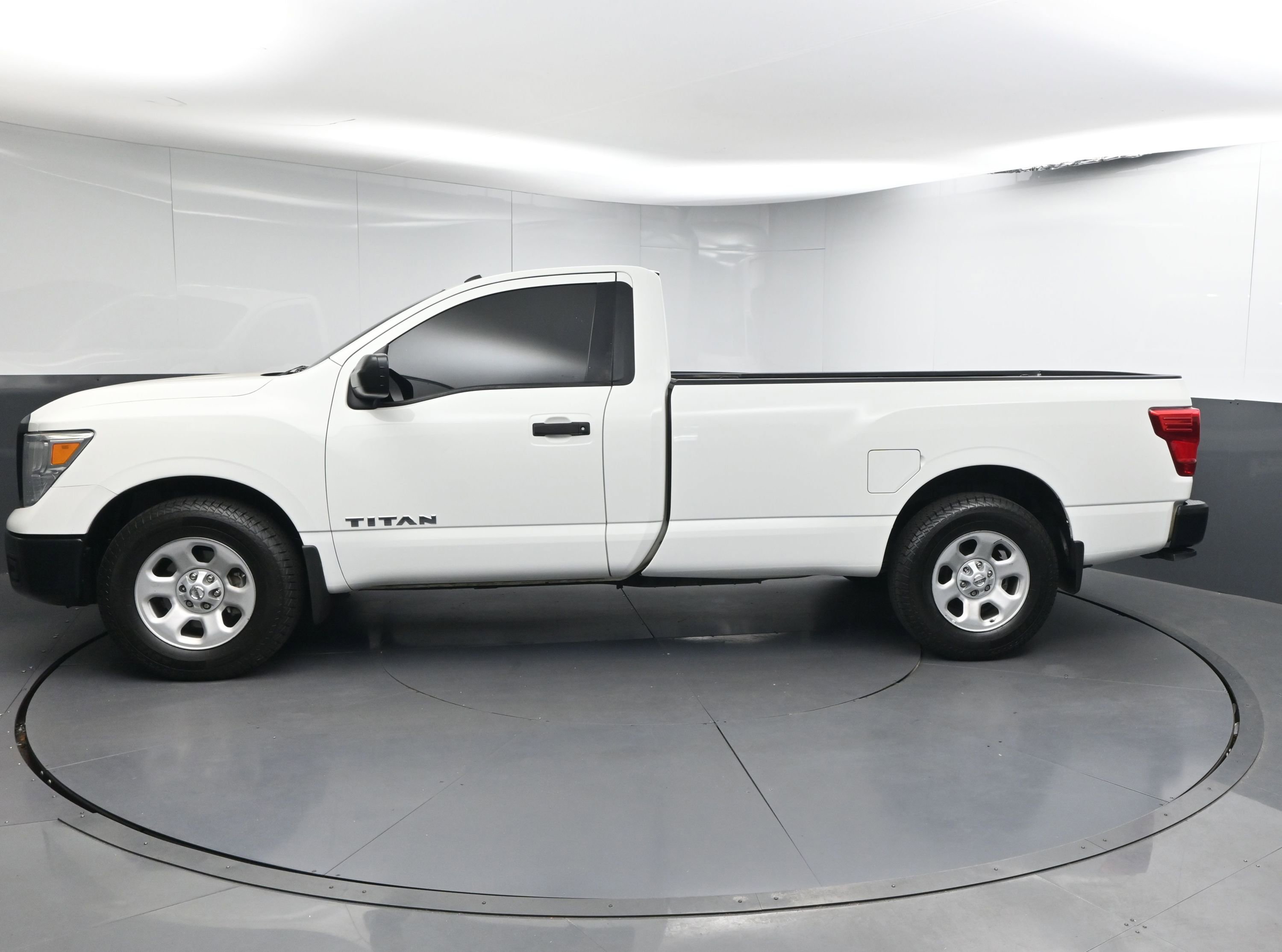 Used 2019 Nissan Titan S image 5