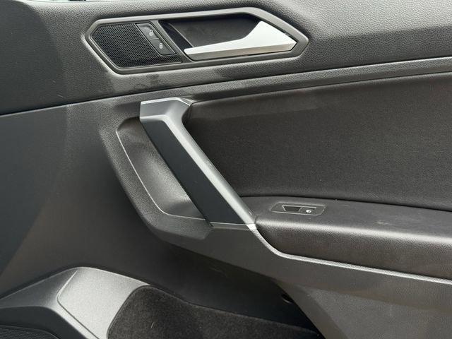 Used 2020 Volkswagen Tiguan SE w/ Panoramic Sunroof Package FWD image 27