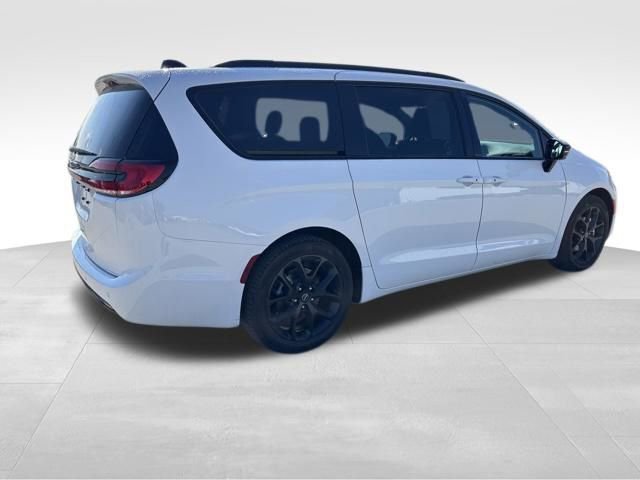 Used 2026 Chrysler Pacifica Select FWD image 5