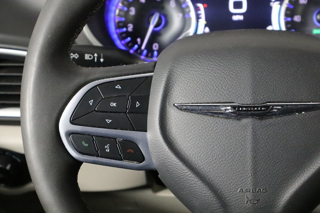 Used 2023 Chrysler Pacifica Touring-L image 8