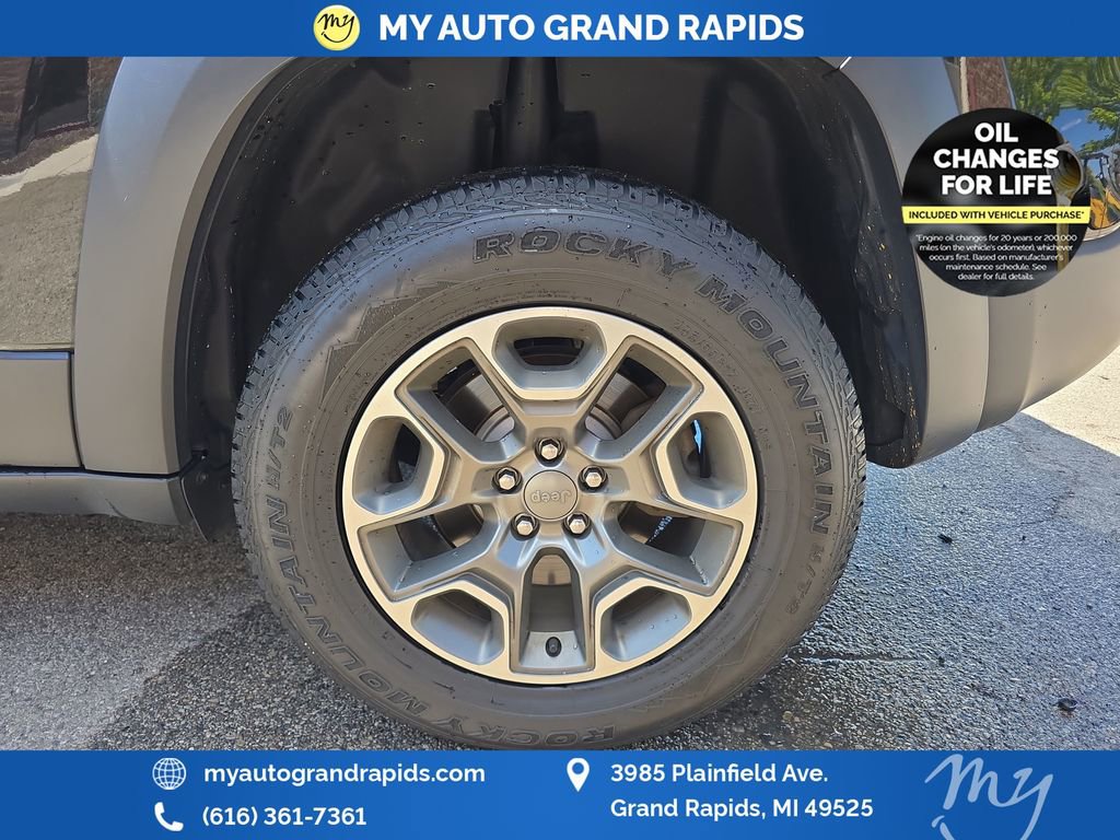 Used 2020 Jeep Cherokee Trailhawk w/ Cold Weather Group AWD/4WD image 30