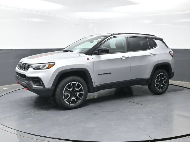 Used 2025 Jeep Compass Trailhawk AWD/4WD image 9