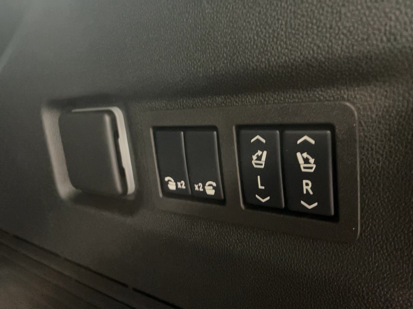 Used 2024 GMC Yukon XL Denali AWD/4WD image 23