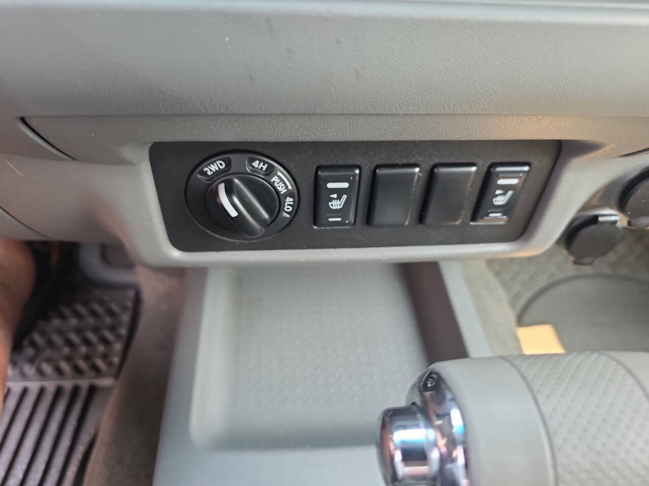 Used 2006 Nissan Frontier LE w/ (X01) Leather Pkg AWD/4WD image 18