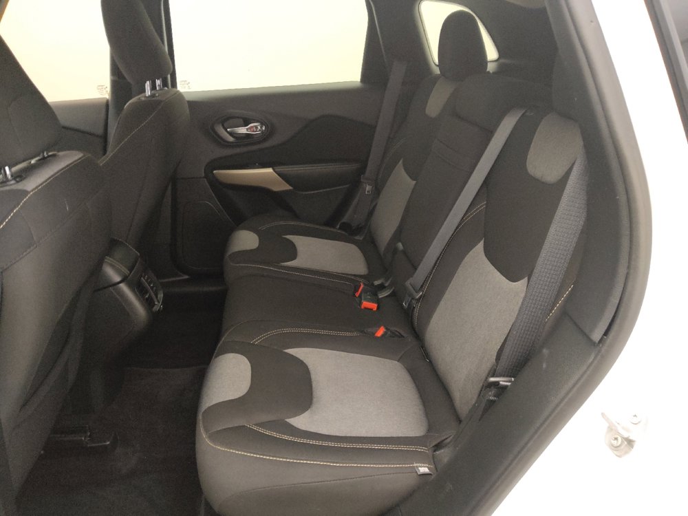 Used 2018 Jeep Cherokee Latitude w/ Altitude Package image 18