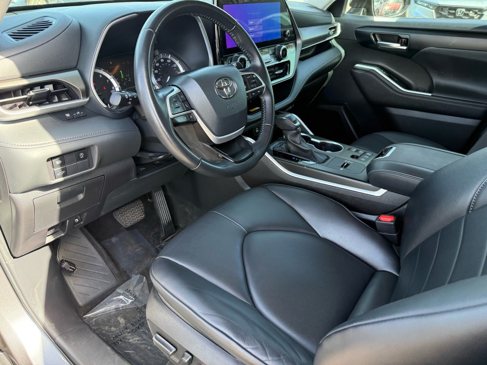 Used 2023 Toyota Highlander XLE FWD image 12