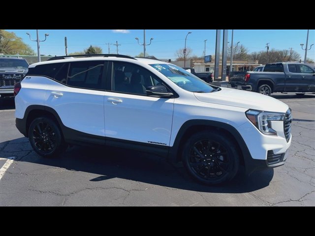 Used 2023 GMC Terrain SLE w/ Driver Convenience Package image 2