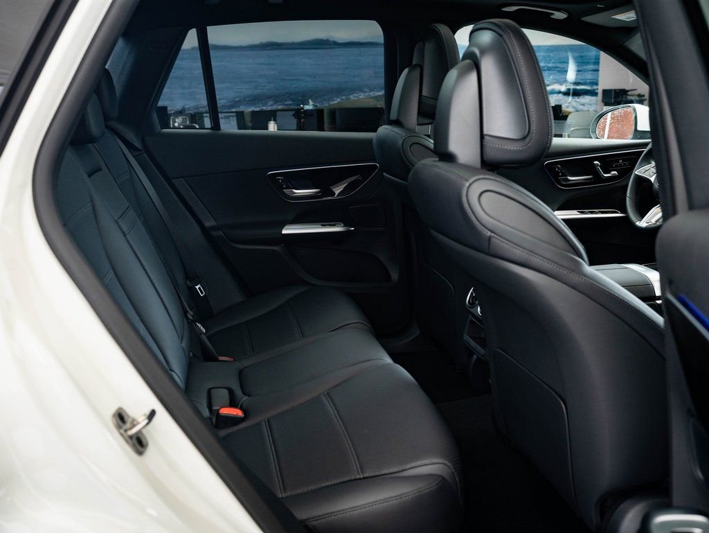 Used 2025 Mercedes-Benz GLC 300 4MATIC image 35