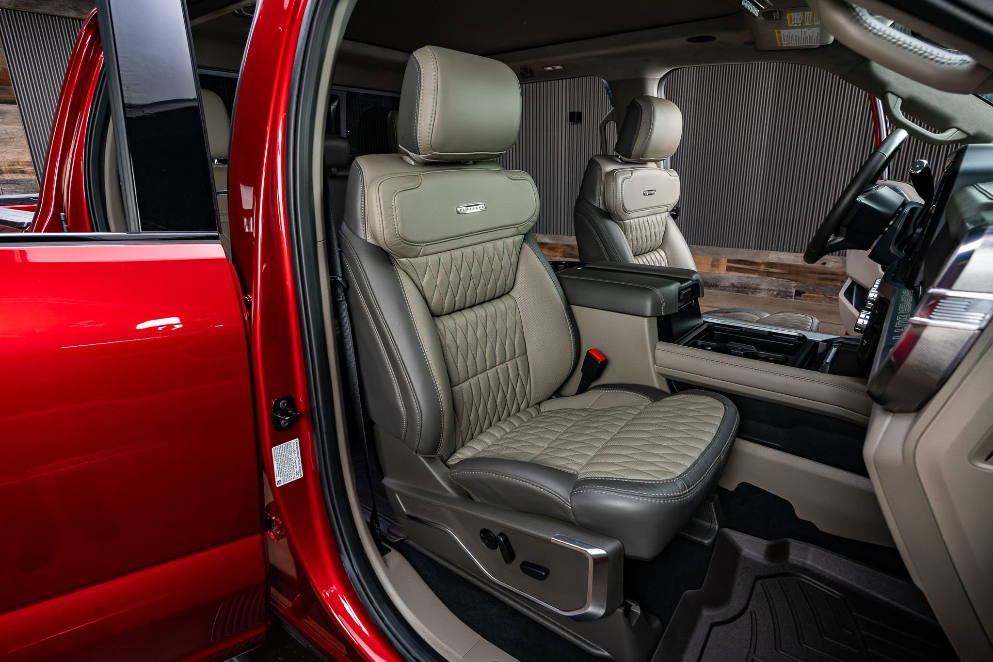 Used 2025 Ford F250 Platinum w/ Platinum Plus Package image 32