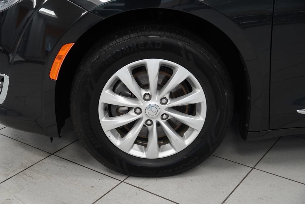 Used 2019 Chrysler Pacifica Touring-L FWD image 16