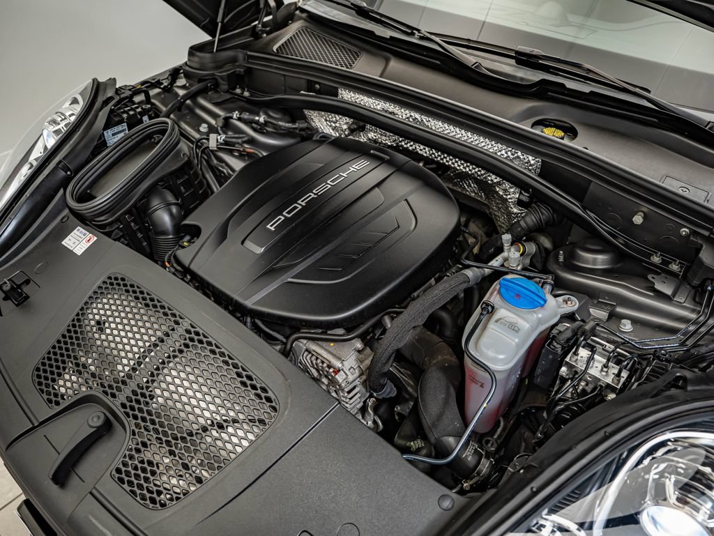 Used 2018 Porsche Macan AWD/4WD image 41