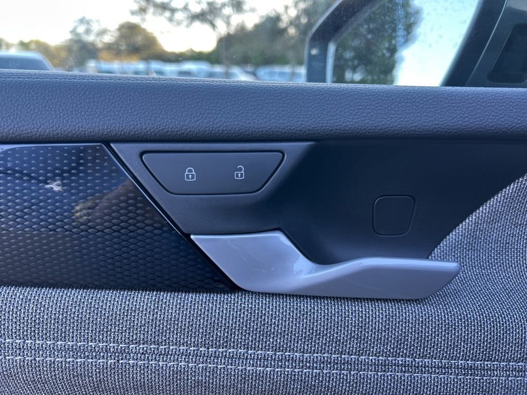 Used 2025 Volkswagen Tiguan S image 17