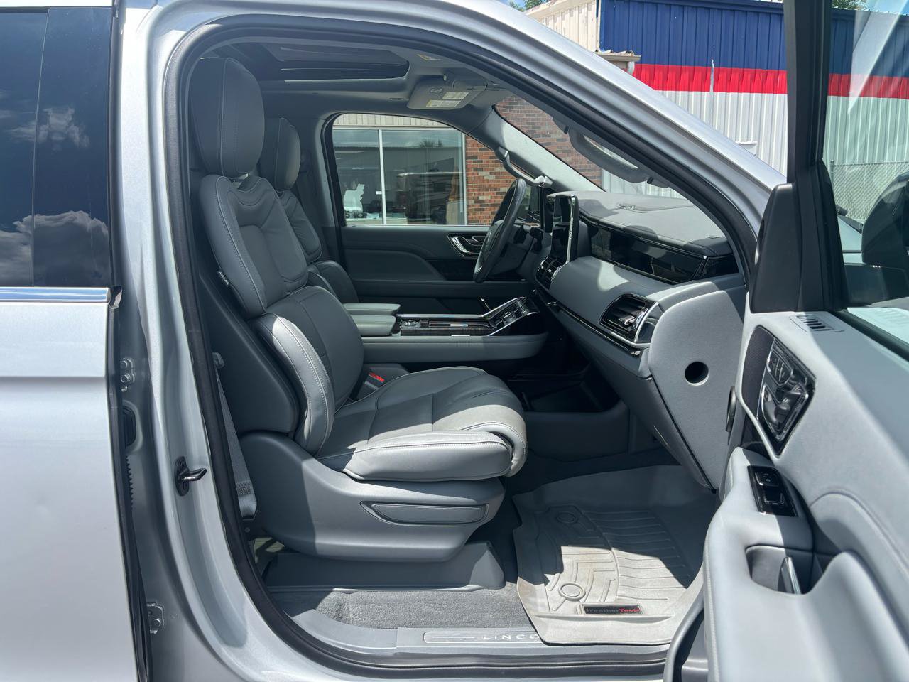 Used 2018 Lincoln Navigator L Reserve w/ Technology Package AWD/4WD image 17