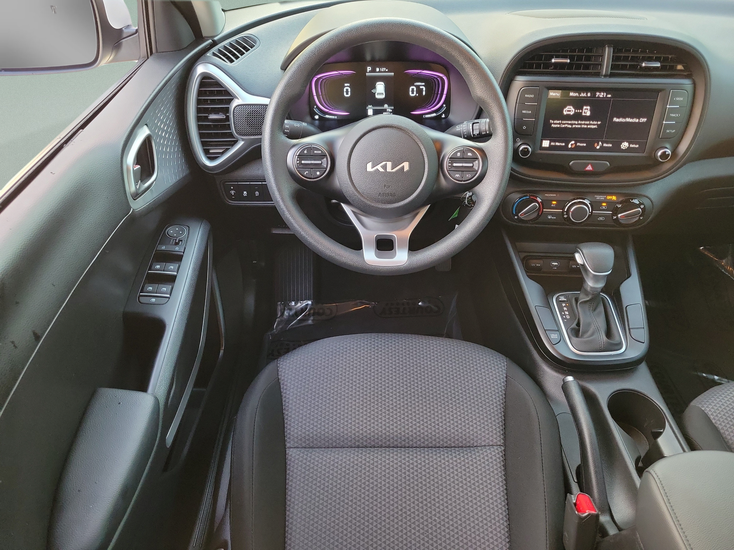 Certified 2025 Kia Soul LX w/ LX Technology Package FWD image 9