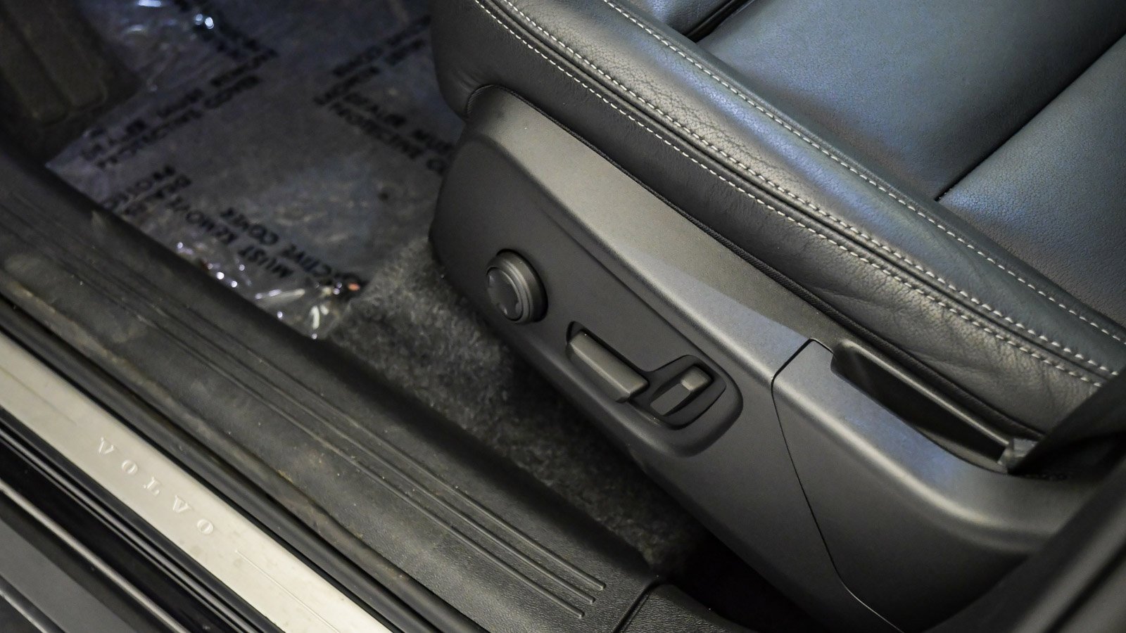 Certified 2025 Volvo XC40 B5 Ultra w/ Climate Package image 24