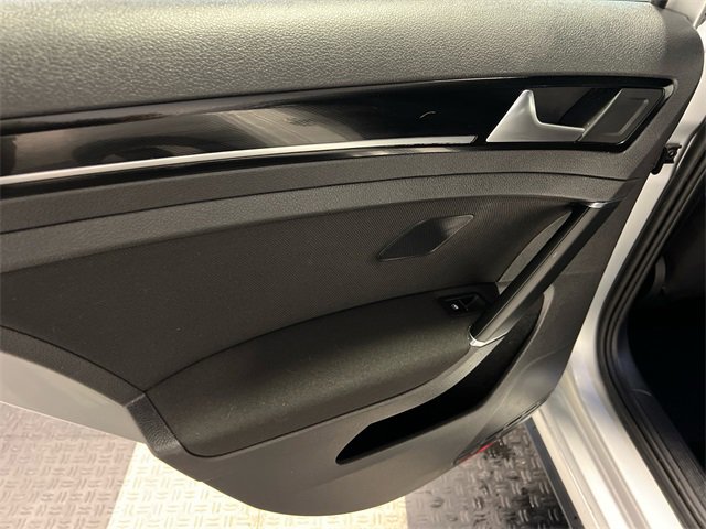 Used 2017 Volkswagen Golf S image 17