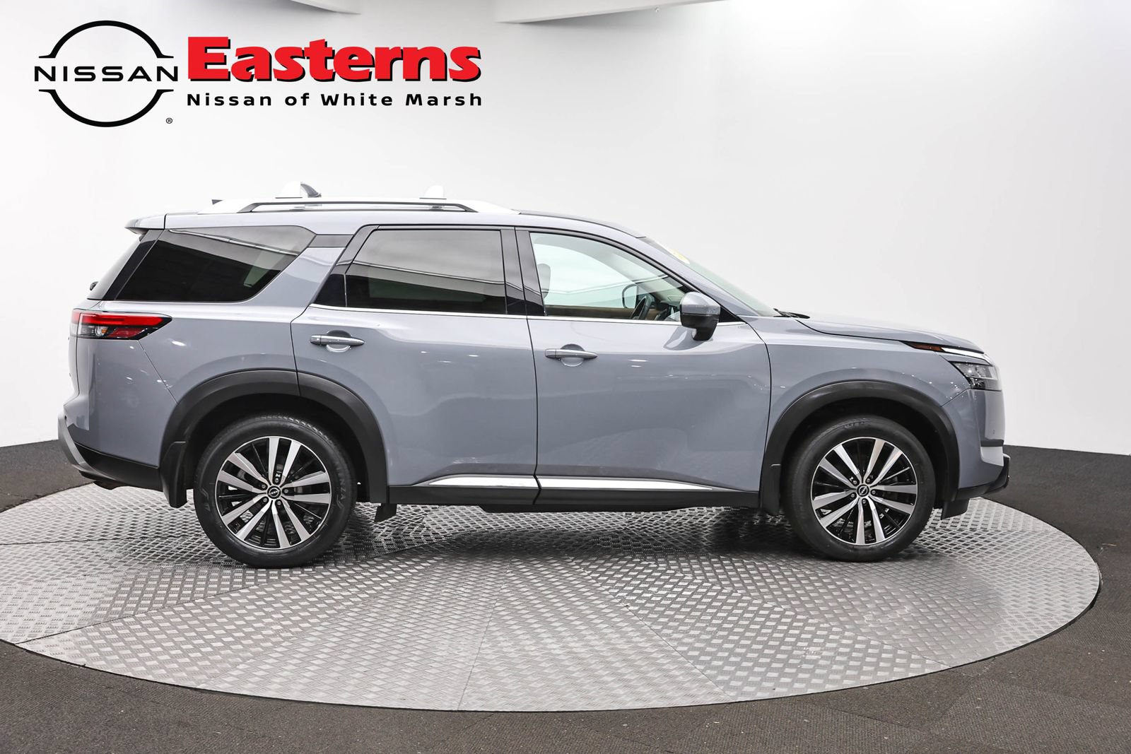 Used 2023 Nissan Pathfinder Platinum w/ Cargo Package AWD/4WD image 4