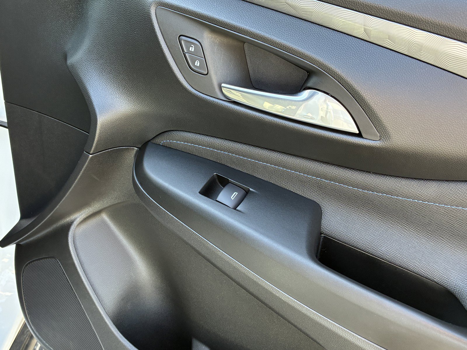 Used 2025 Buick Envista Sport Touring w/ Convenience I Package FWD image 10