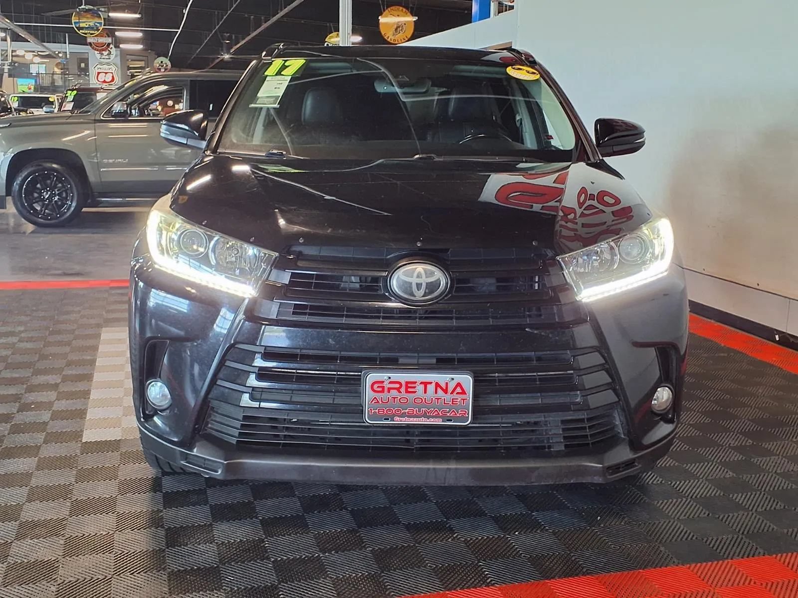Used 2017 Toyota Highlander XLE AWD/4WD image 3