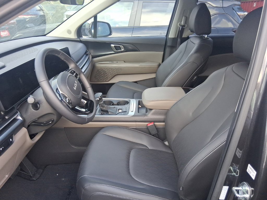 Certified 2026 Kia Carnival FWD image 8