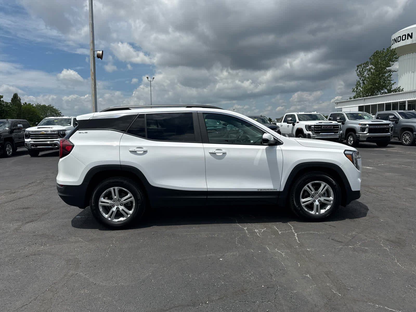 Certified 2024 GMC Terrain SLE w/ Driver Convenience Package FWD image 6