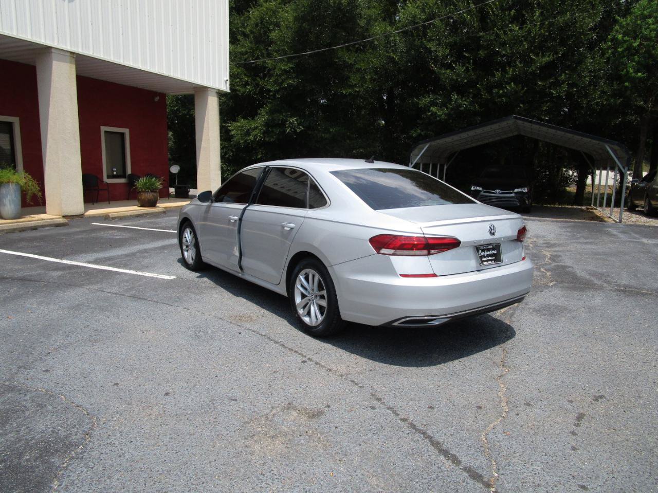 Used 2020 Volkswagen Passat 2.0T SE FWD image 2