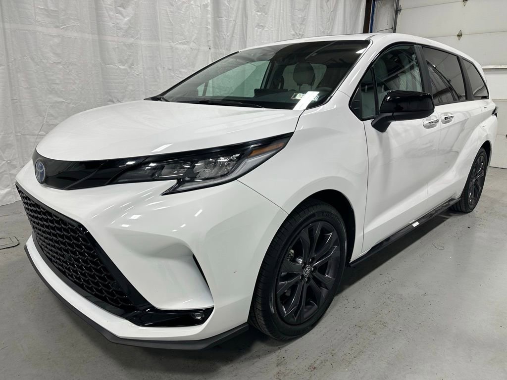 Used 2025 Toyota Sienna XSE image 3