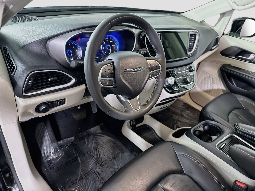 Used 2024 Chrysler Pacifica Touring-L FWD image 18