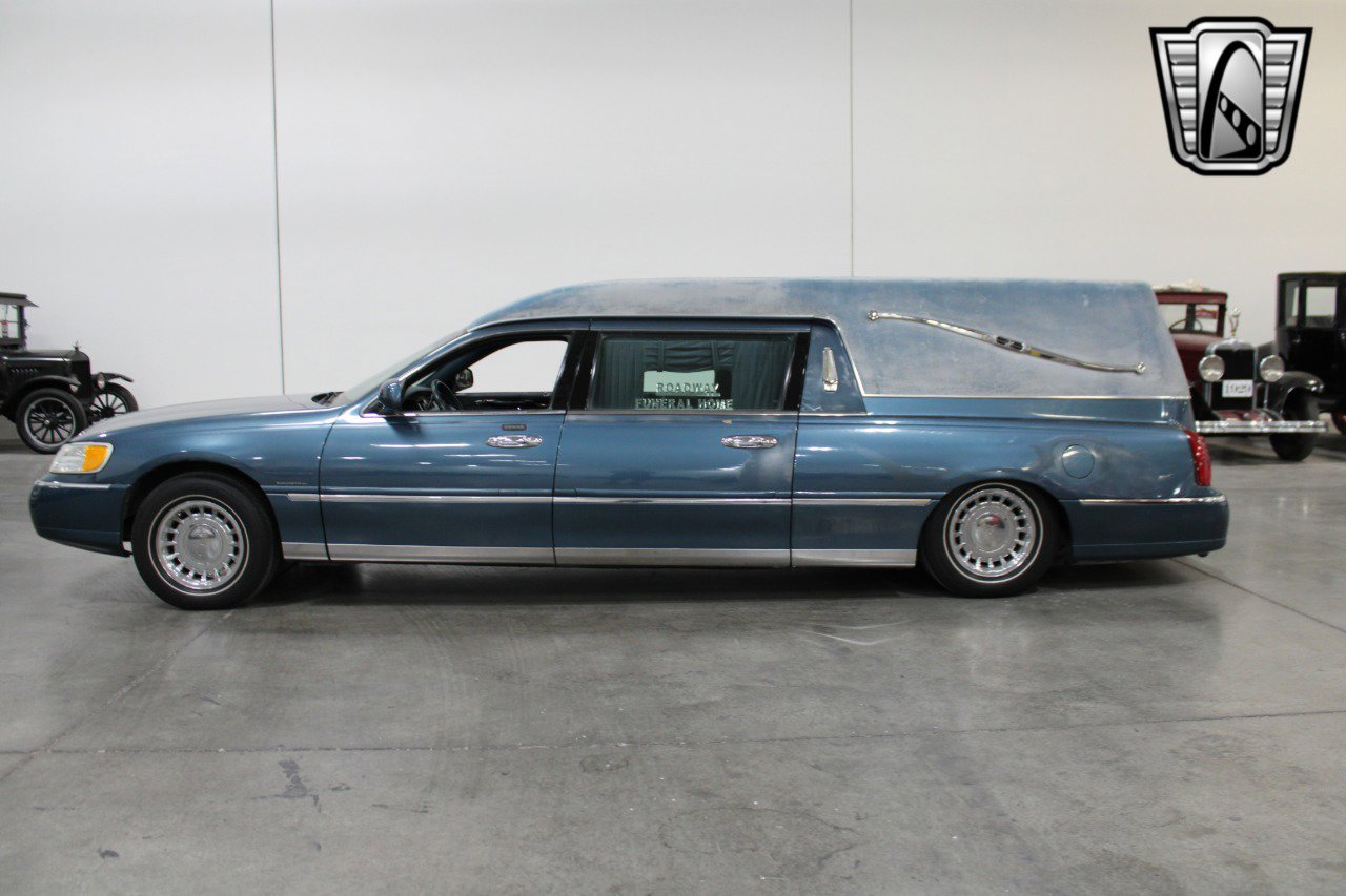 Used 2001 Lincoln Town Car Executive image 3