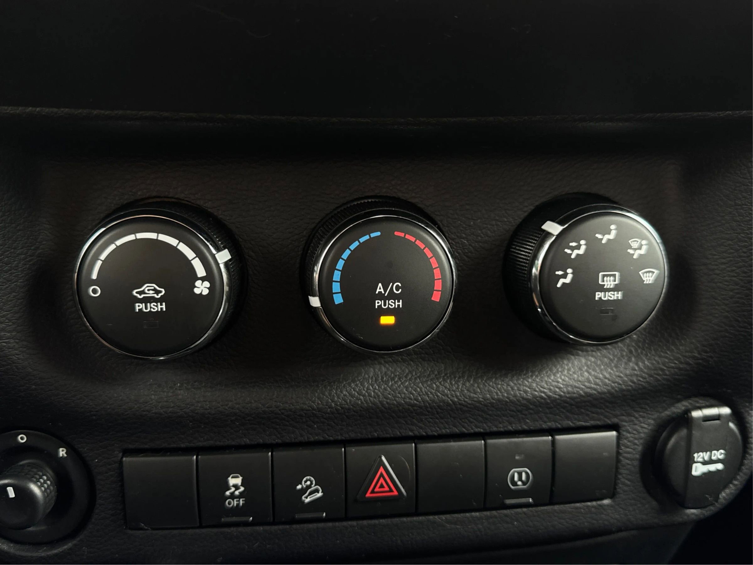 Used 2017 Jeep Wrangler Sahara w/ Connectivity Group AWD/4WD image 23