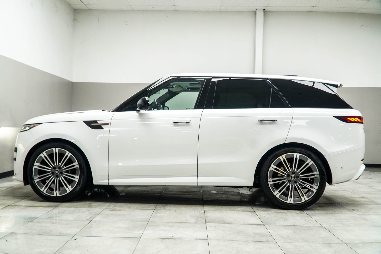 Used 2024 Land Rover Range Rover Sport Dynamic SE AWD/4WD image 10