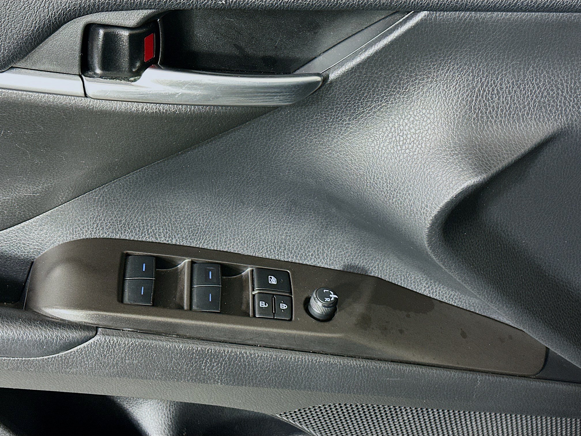 Used 2023 Toyota Camry SE w/ Cold Weather Package FWD image 14