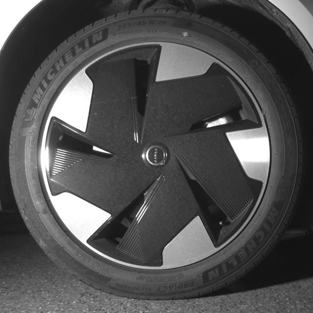 Certified 2025 Volvo EX30 Plus w/ Protection Package Premier image 39