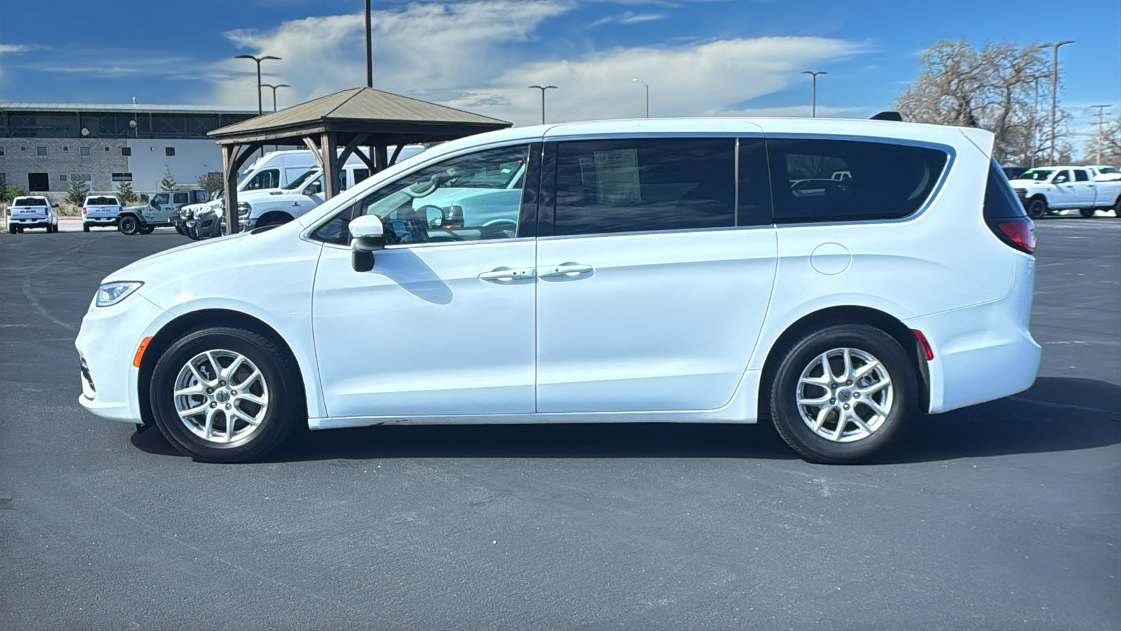 Used 2023 Chrysler Pacifica Touring-L image 6