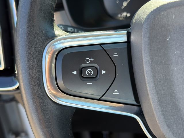 Used 2021 Volvo XC40 T4 Momentum image 25