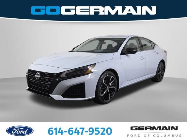 Used 2023 Nissan Altima 2.5 SR w/ SR Premium Package AWD/4WD image 1