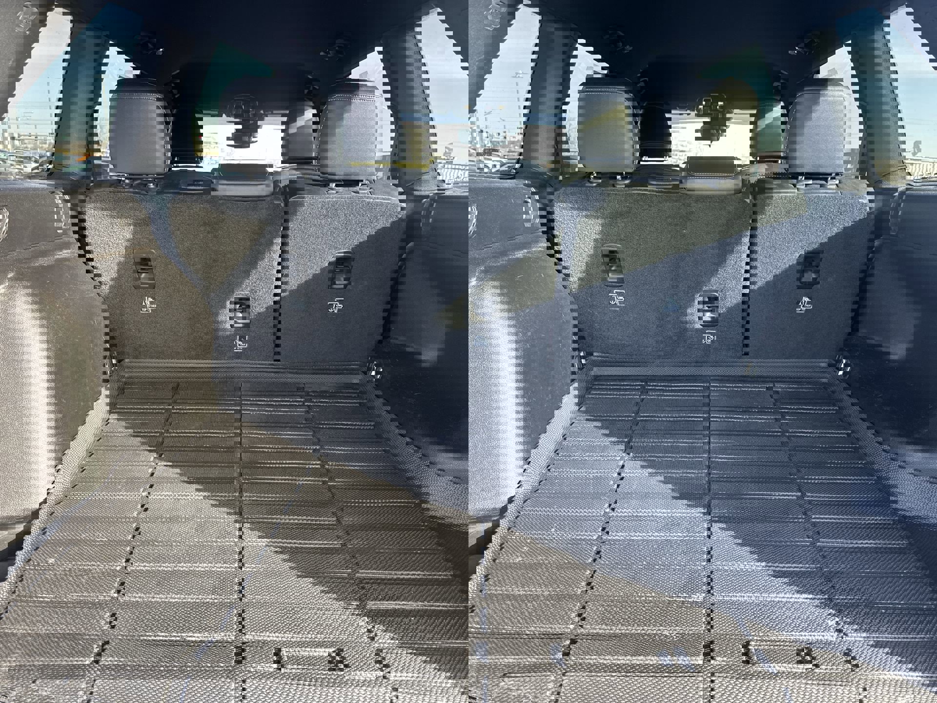 Used 2024 Jeep Grand Cherokee Limited w/ Black Appearance Package image 25