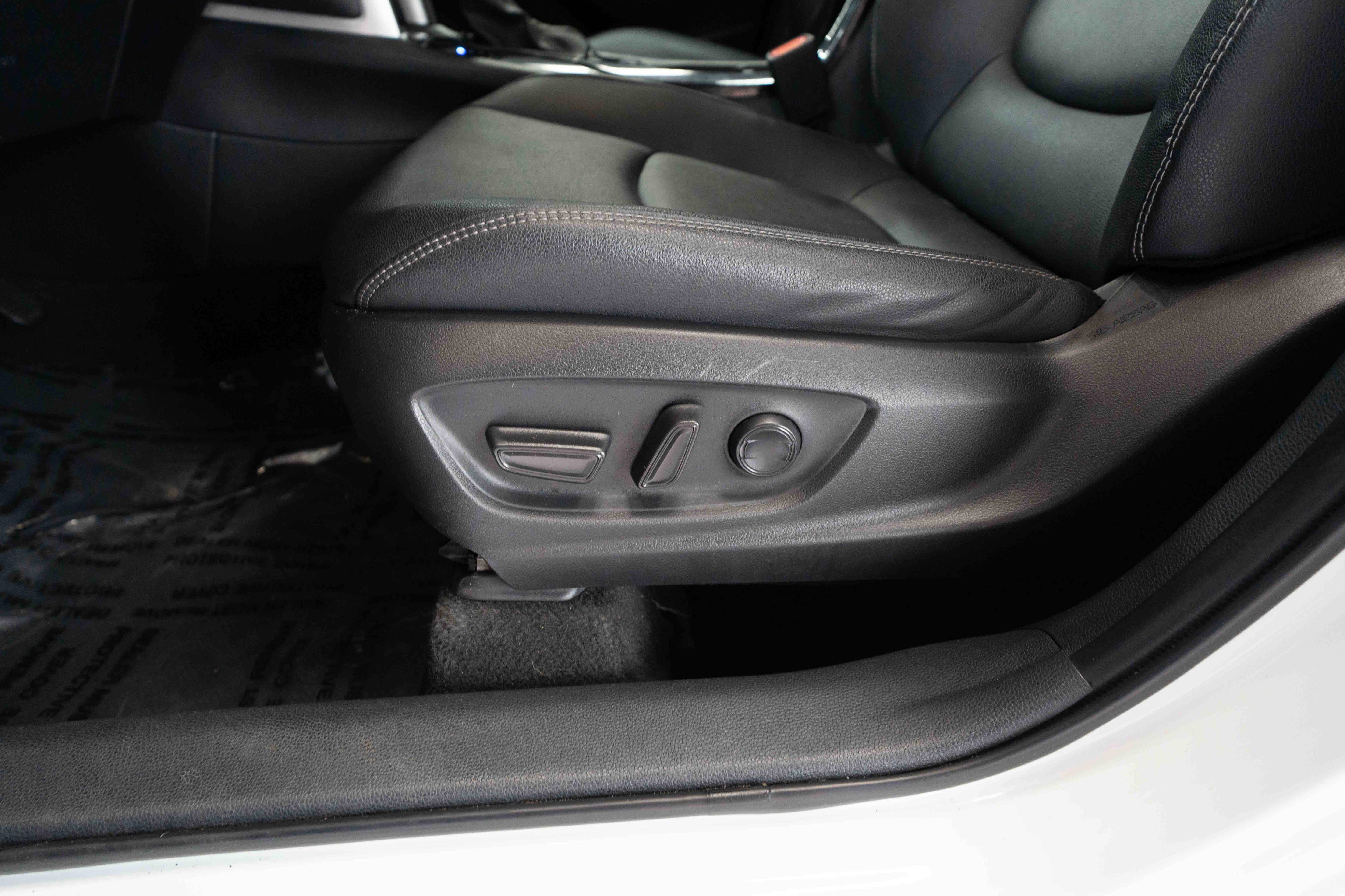 Used 2023 Toyota Corolla Cross XLE image 12