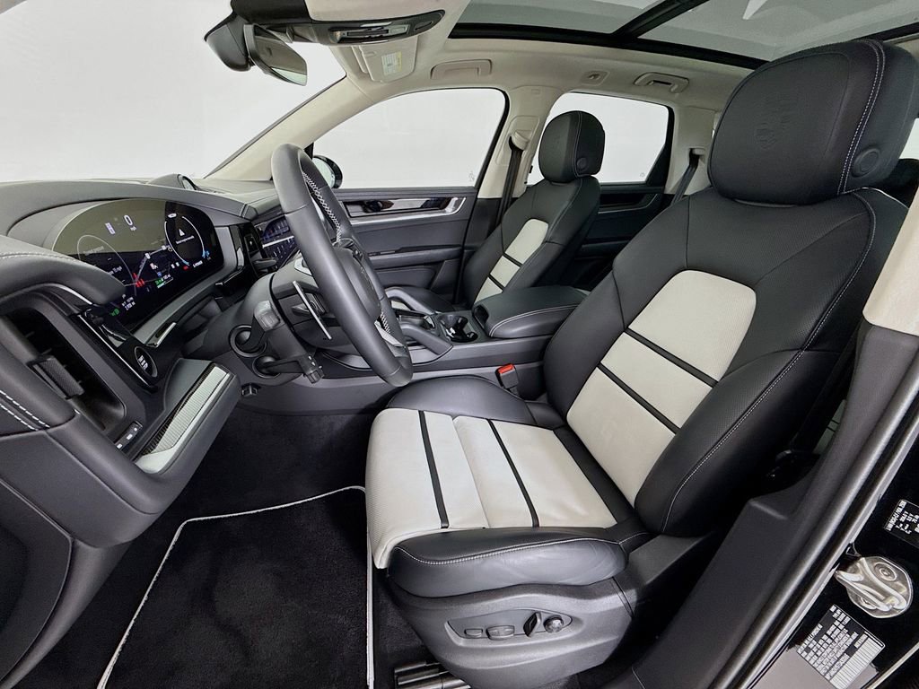 Certified 2026 Porsche Cayenne Turbo AWD/4WD image 5