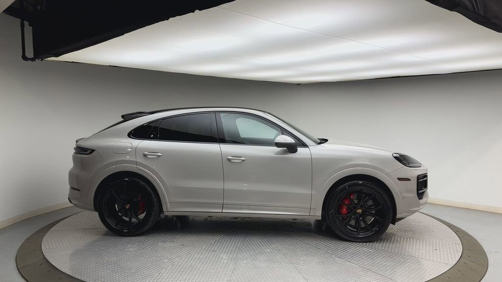 Used 2025 Porsche Cayenne S AWD/4WD image 9
