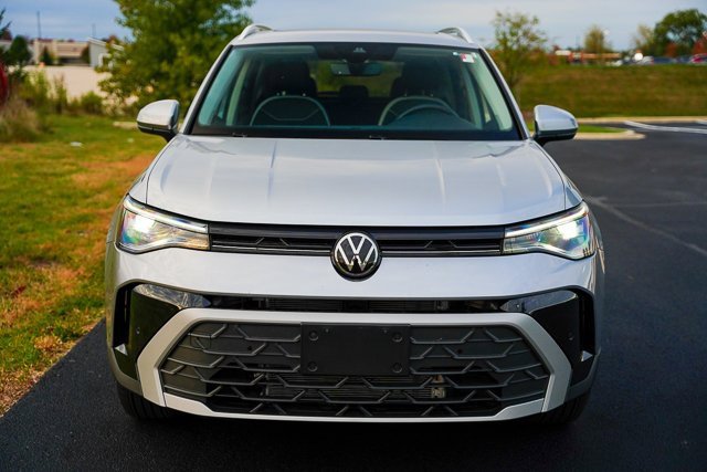 Certified 2025 Volkswagen Taos SE w/ Panoramic Sunroof Package image 3